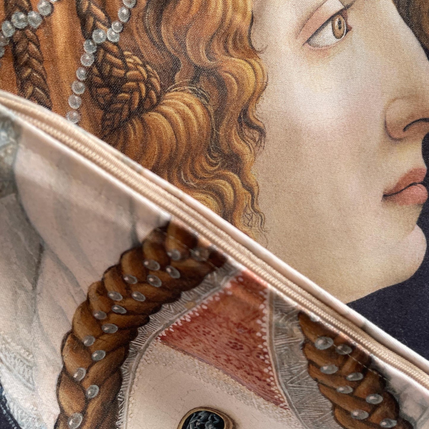 Open zipper detail on the Botticelli Simonetta Vespucci cushion cover showing the cotton-polyester weave.